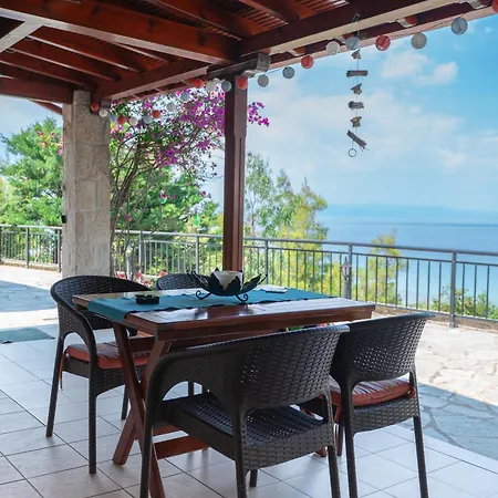 Hébergement de vacances First In The Sea With Amazing View House *